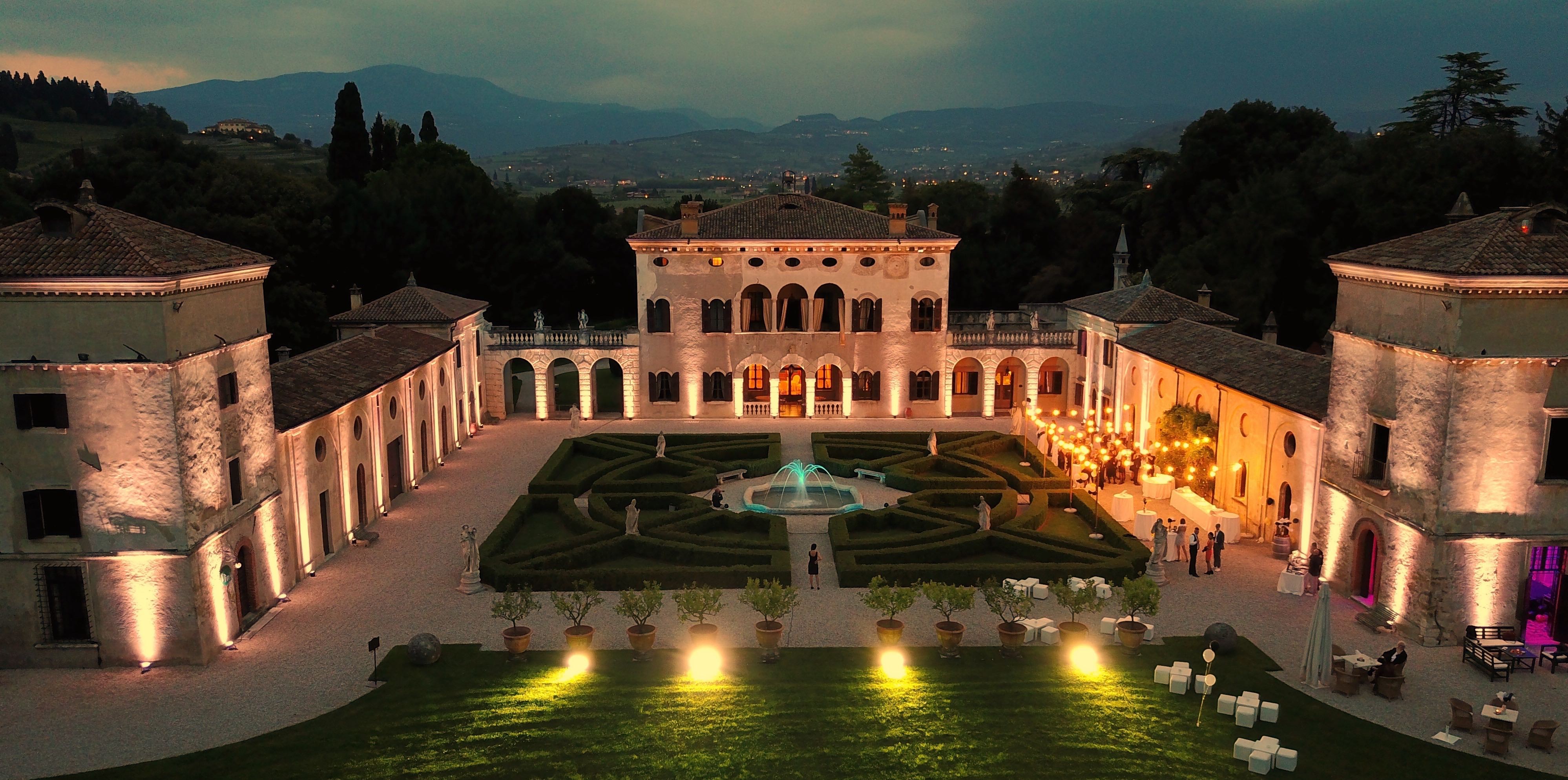 Villa Giona di notte 1