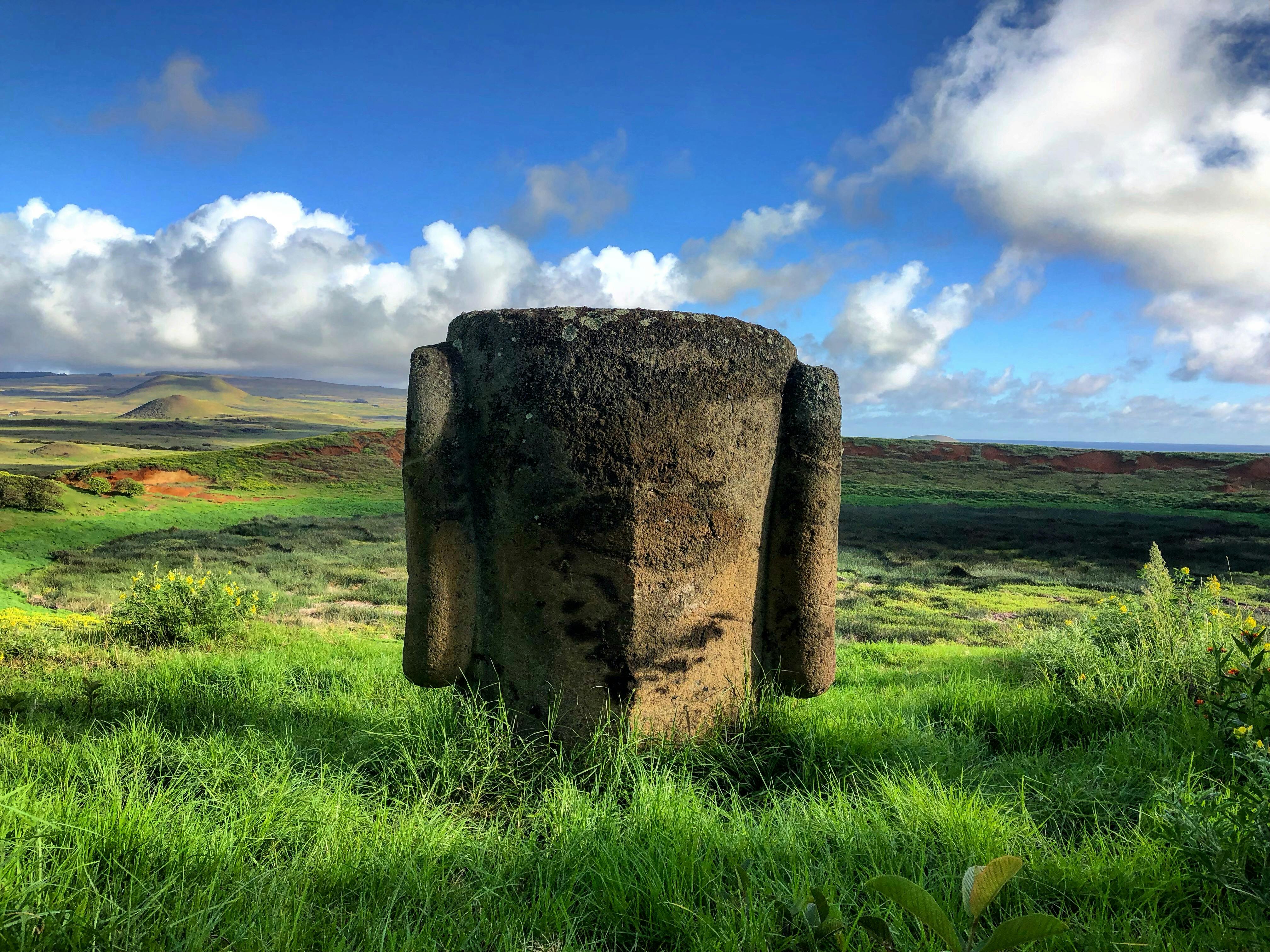 Espalda de Moai en cráter de volcán Rano Raraku