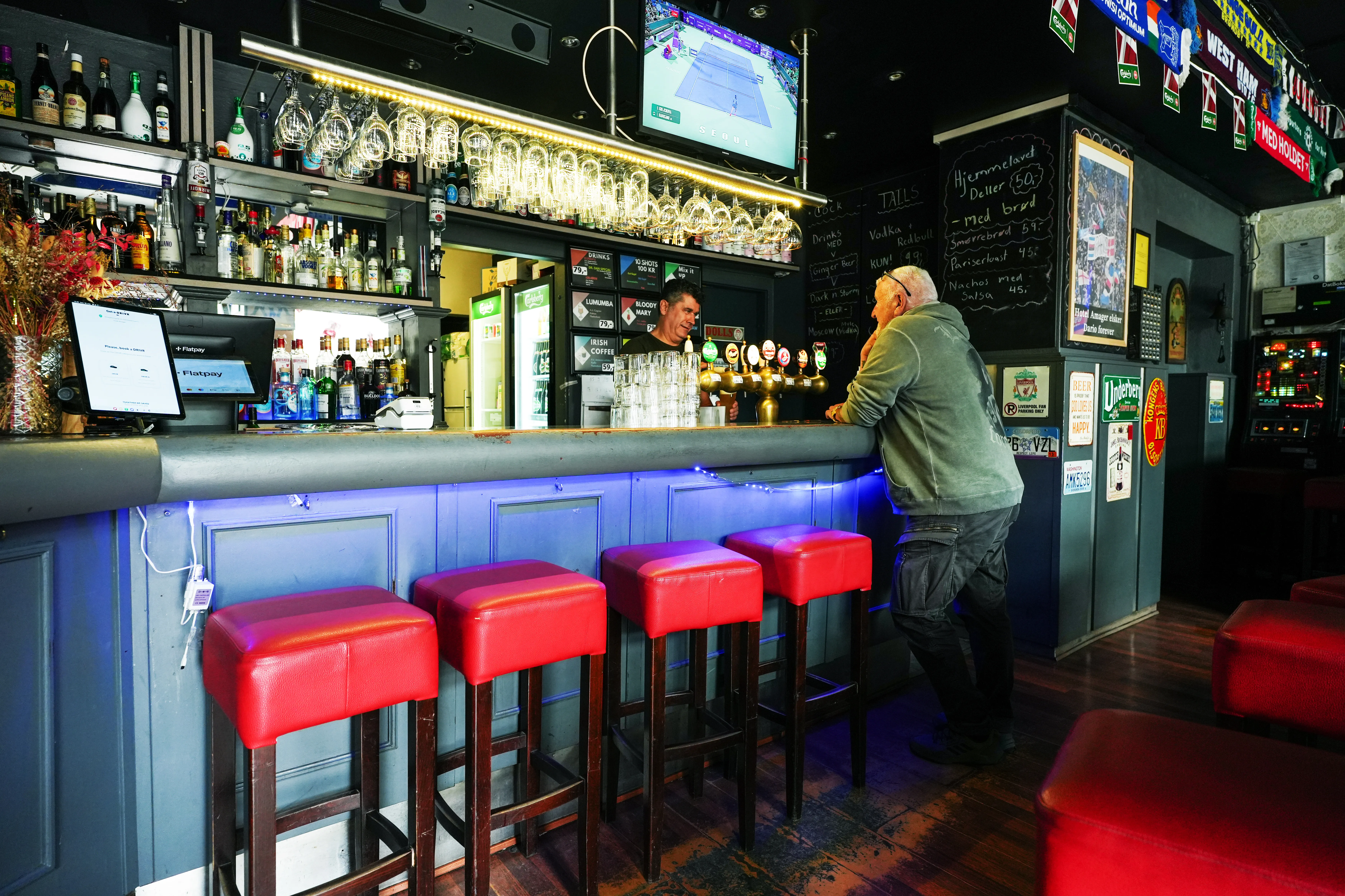 Bar med røde barstole