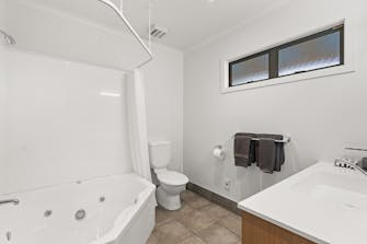 Executive Studio - Bathroom