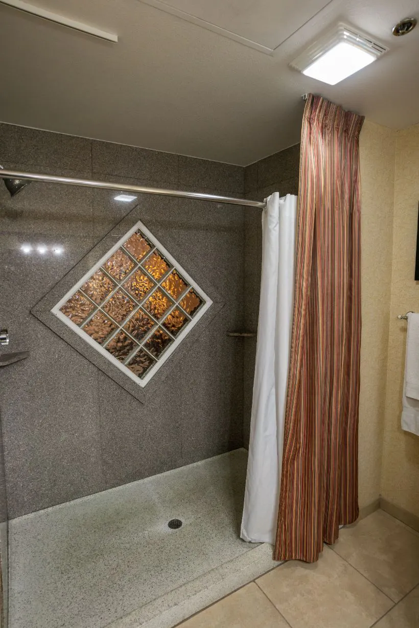 Deluxe River View King Spa | Yosemite View Lodge