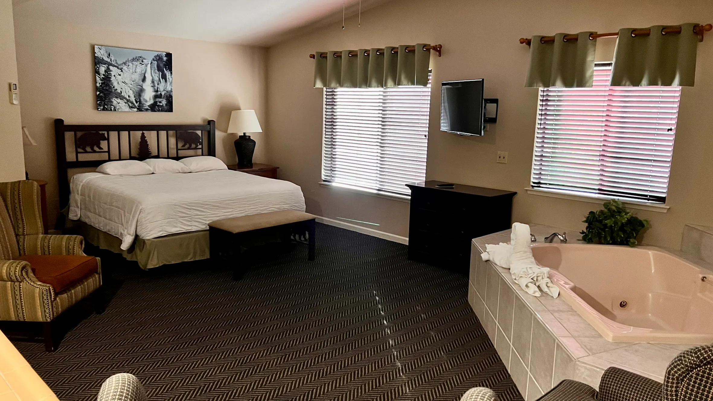 Redwood King Spa | Yosemite View Lodge