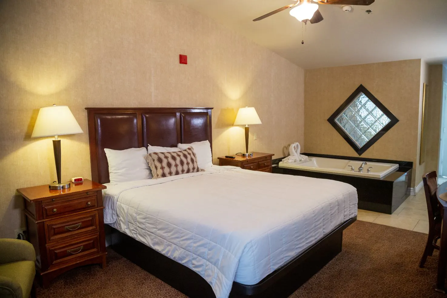 Deluxe River View King Spa | Yosemite View Lodge