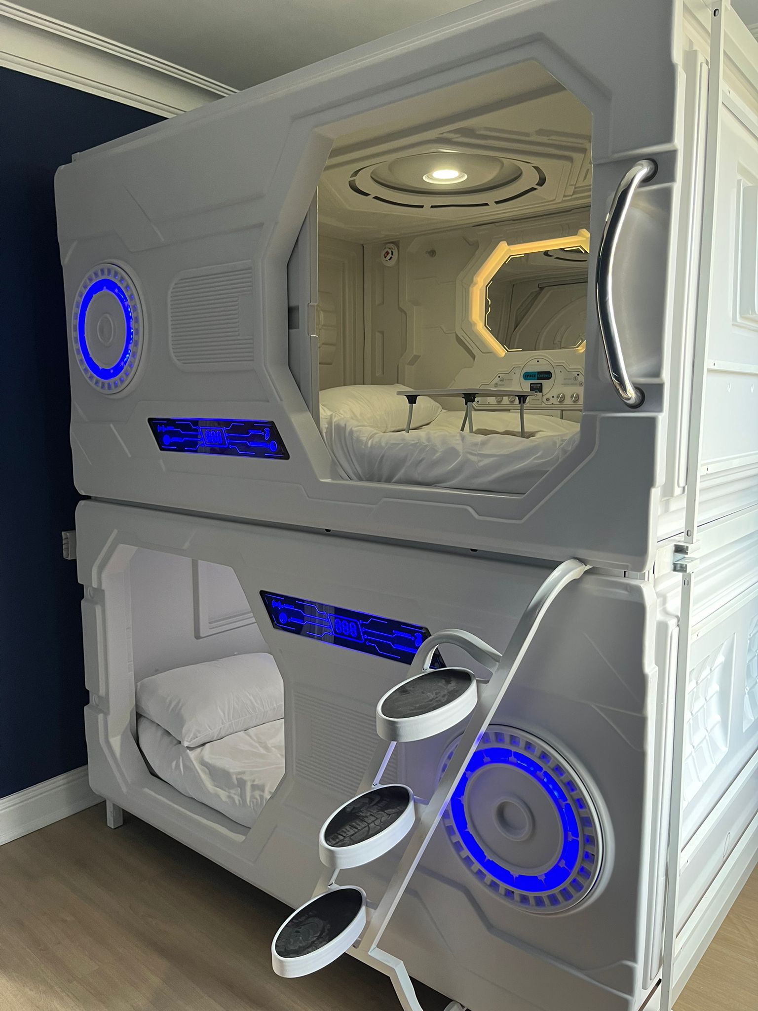 8 bed double capsule pod mixed sharing room