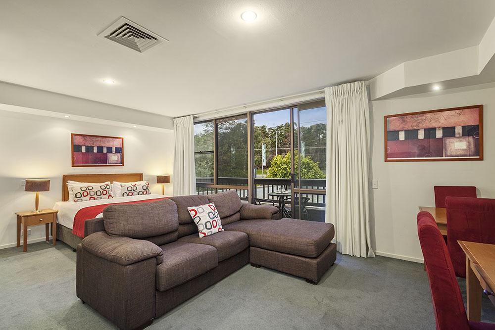 Executive One-Bedroom Apartment features a fully equipped kitchen,separate living and dining area,private laundry and a Spa