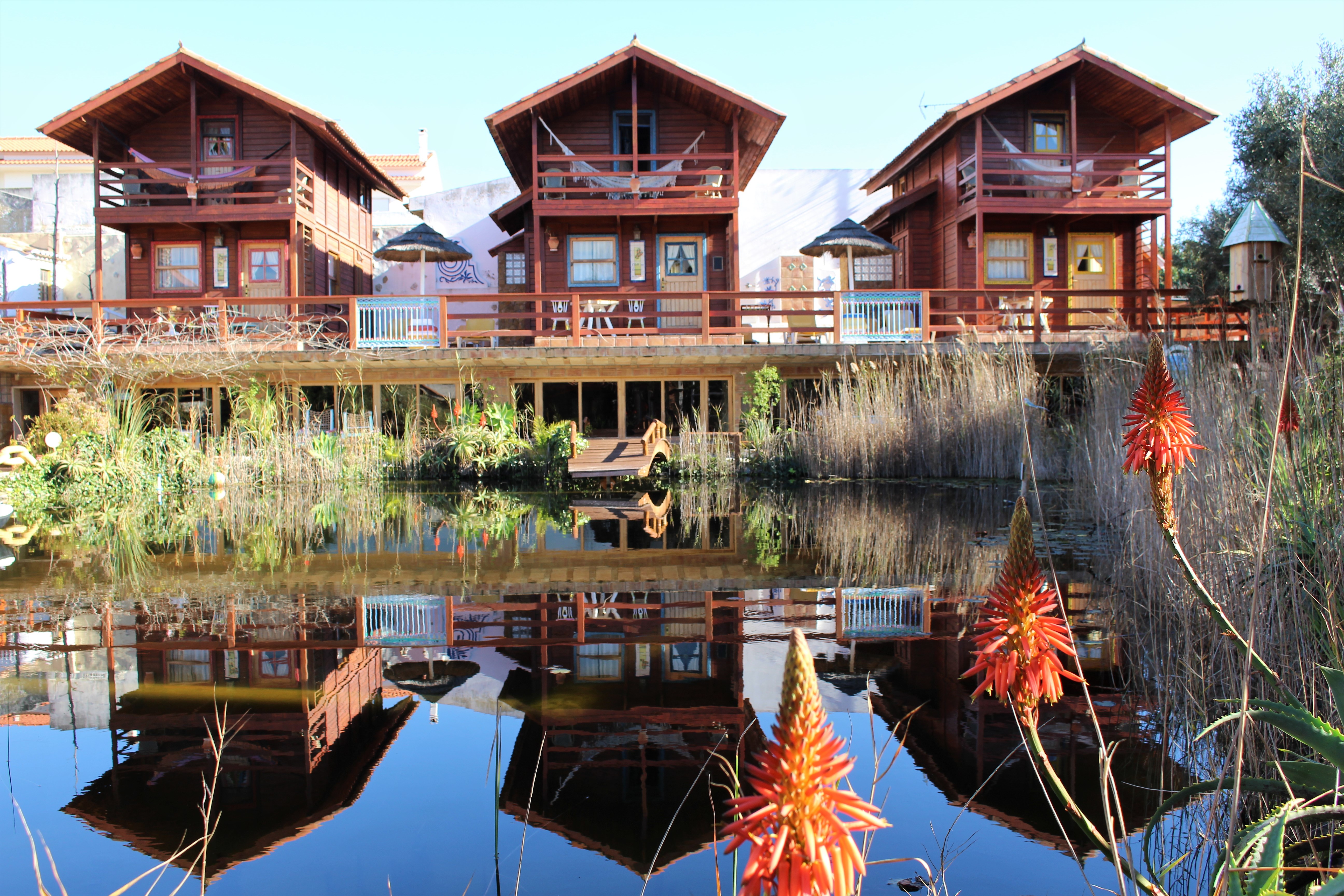 Chale e piscina biológica