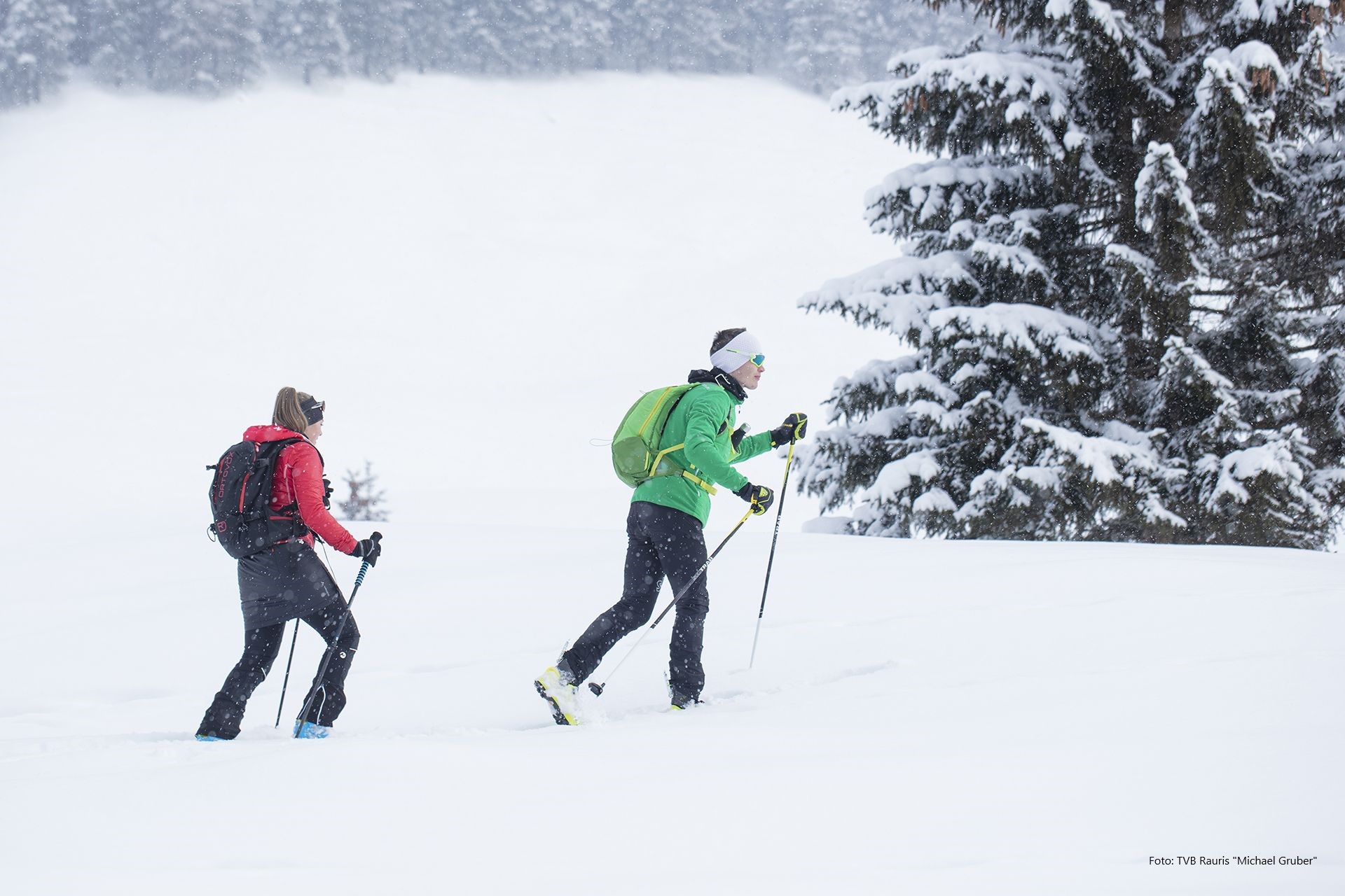 Schneeshuhwanderung in Tiefschnee