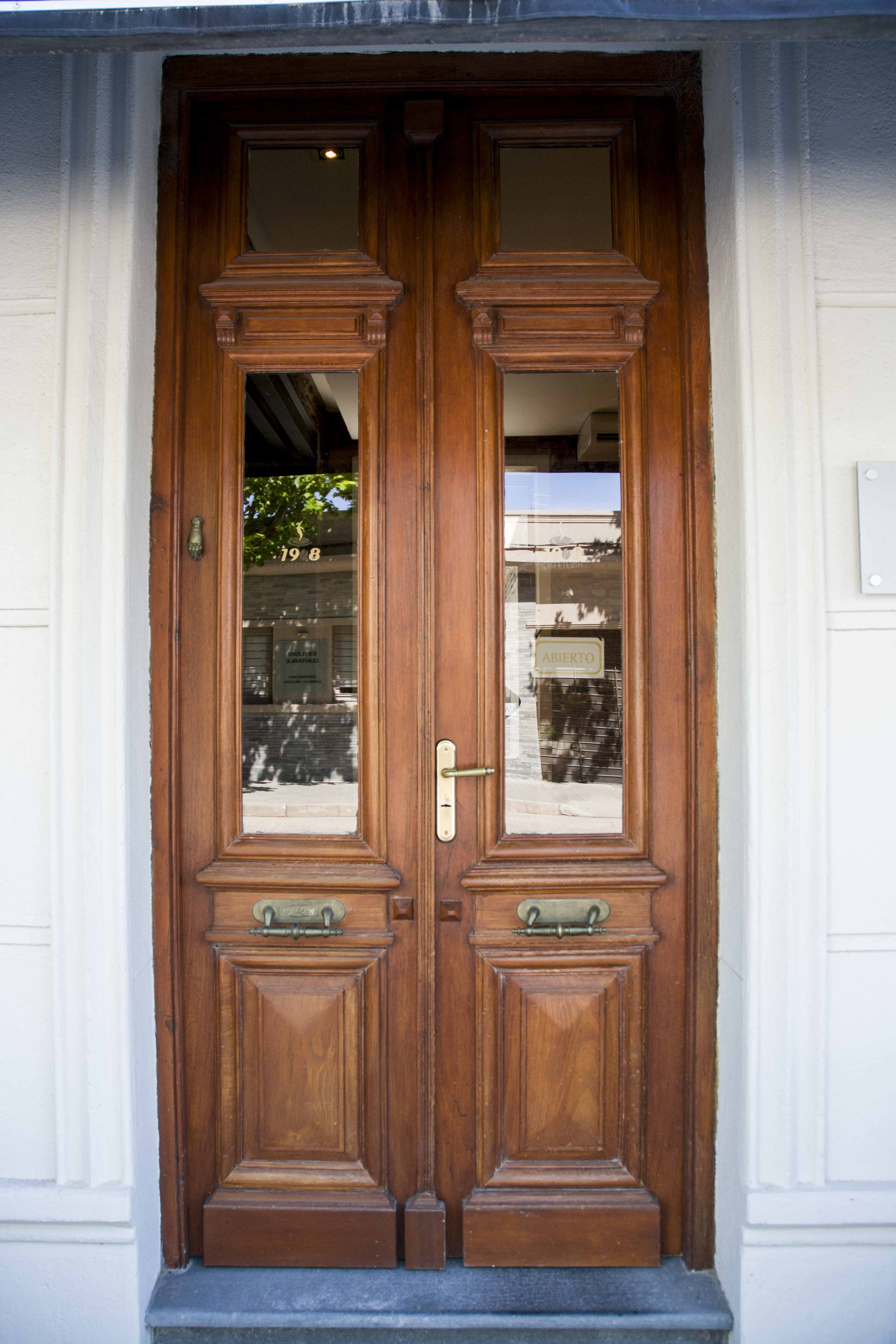 Entrada a la cafetería del Dolores Hotel