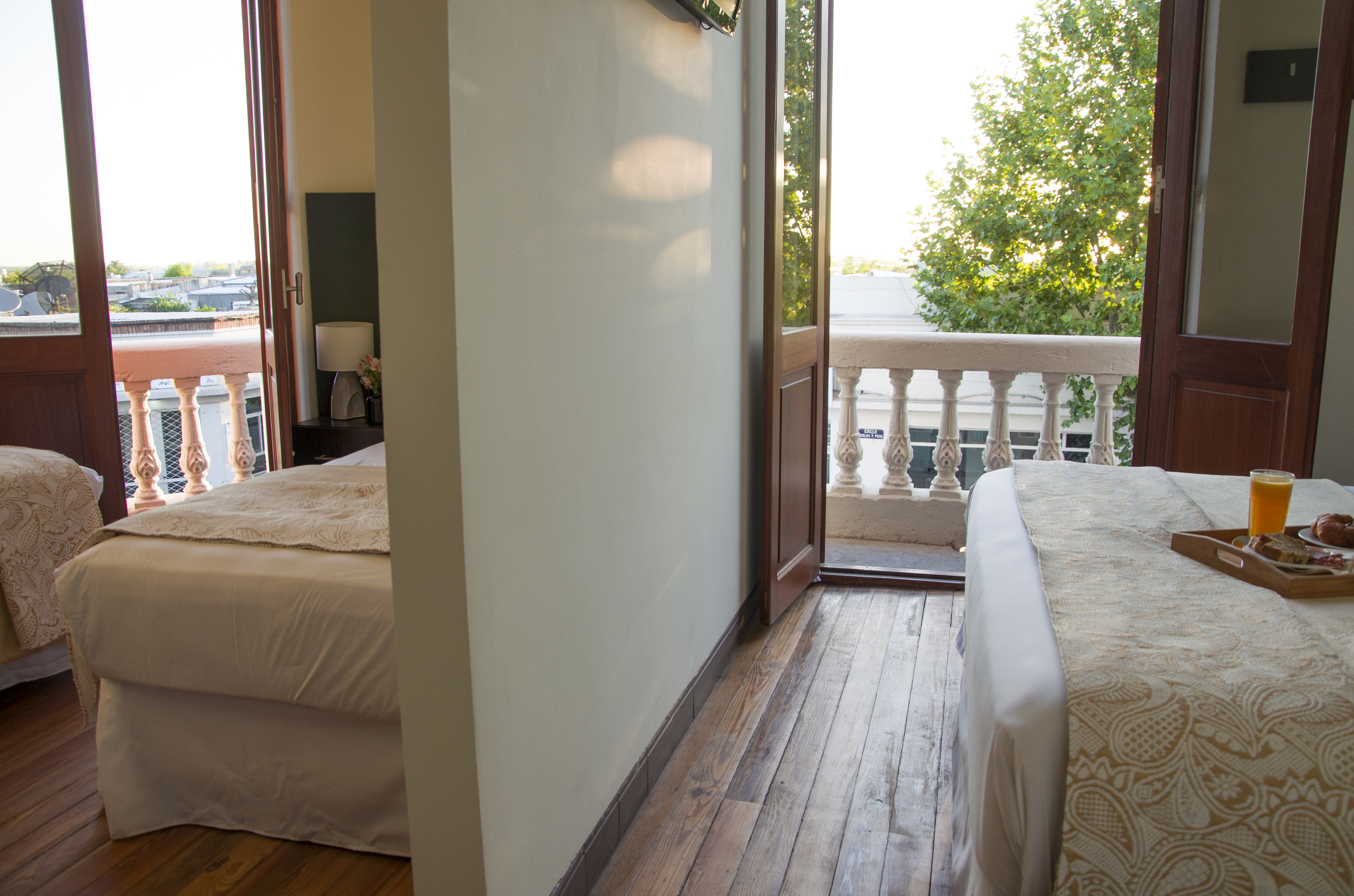 Apartamento con una cama queen y dos camas twin