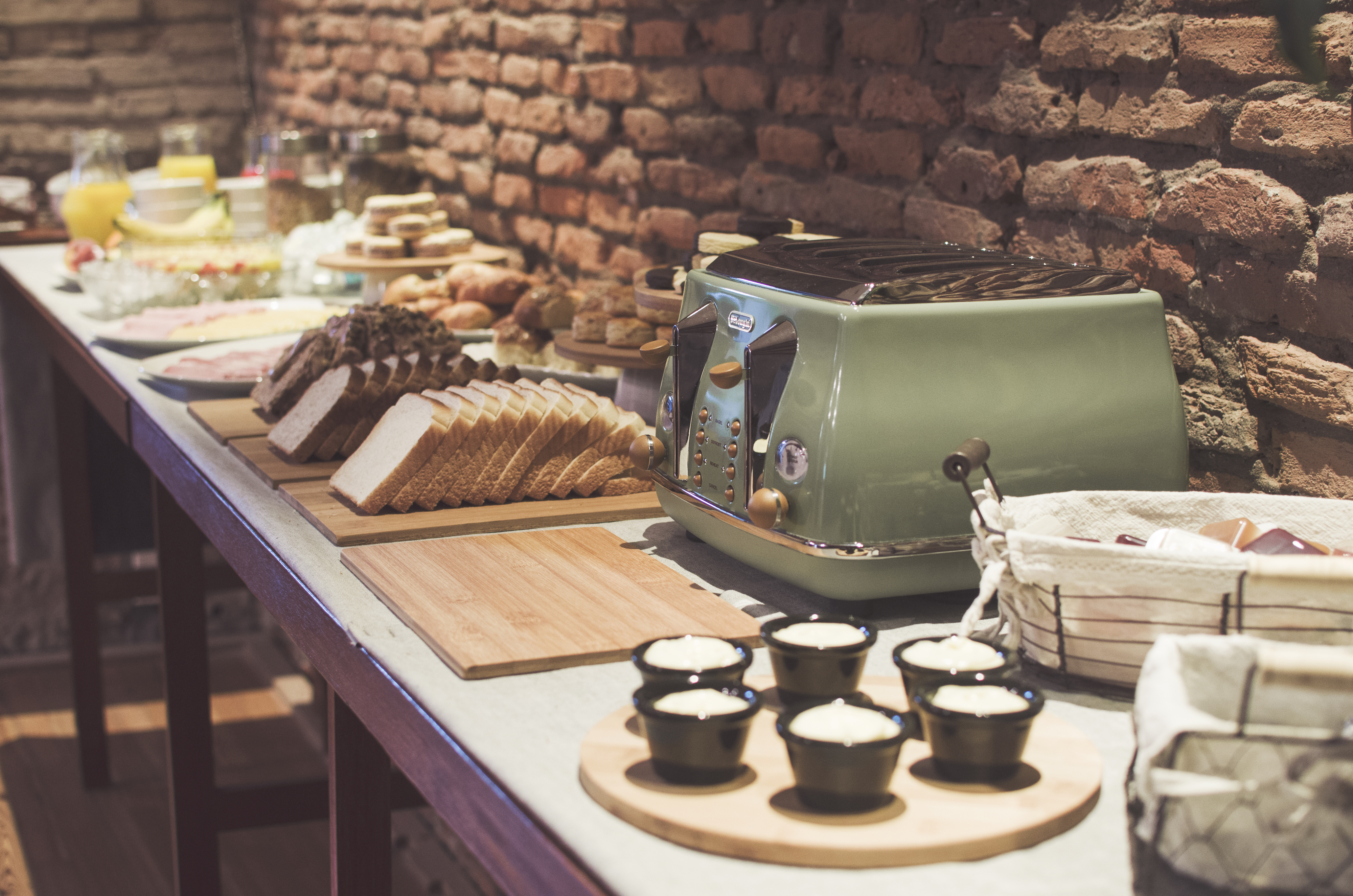 Desayuno buffet en la cafetería del hotel