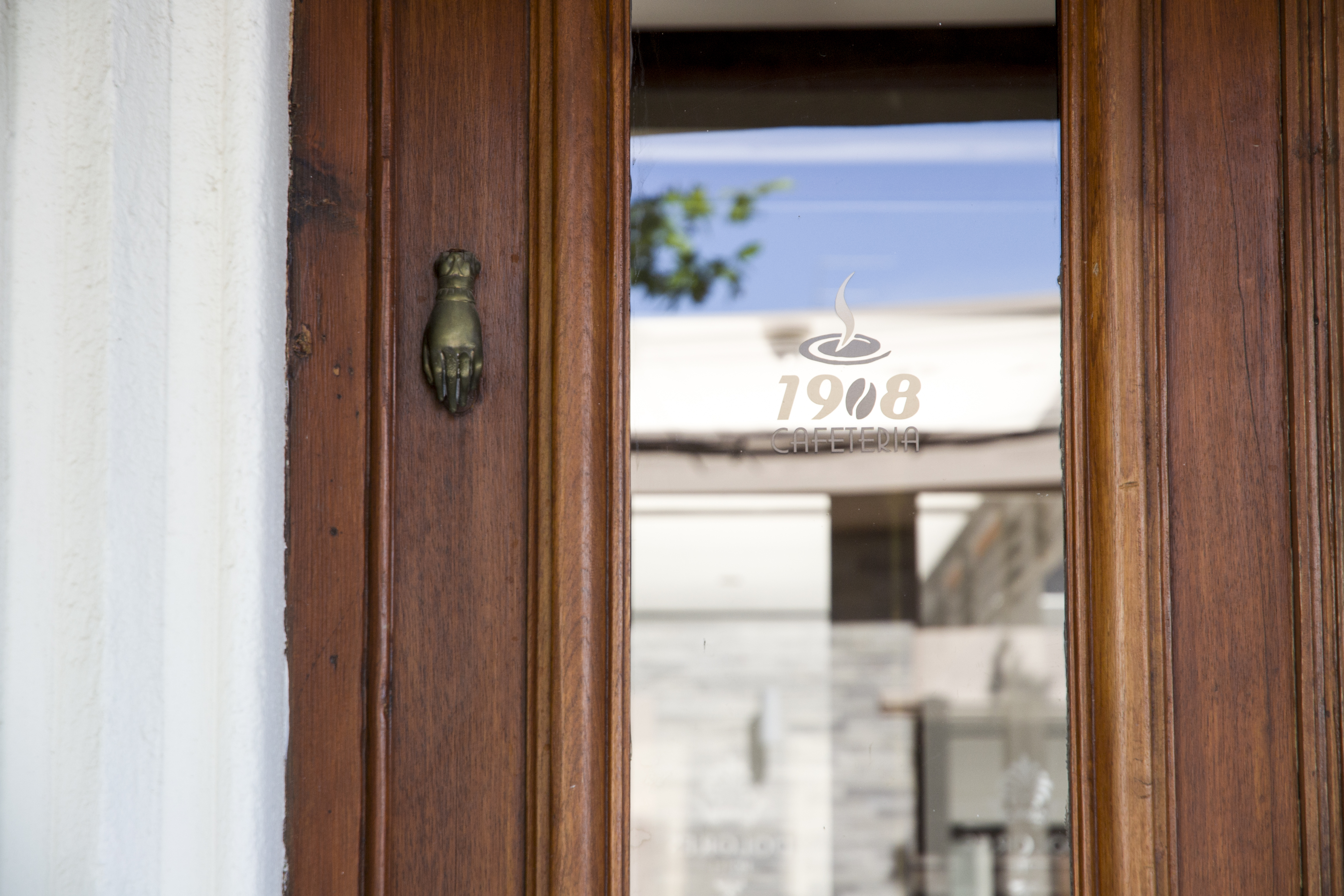 Entrada a la cafetería 1908 del Dolores Hotel