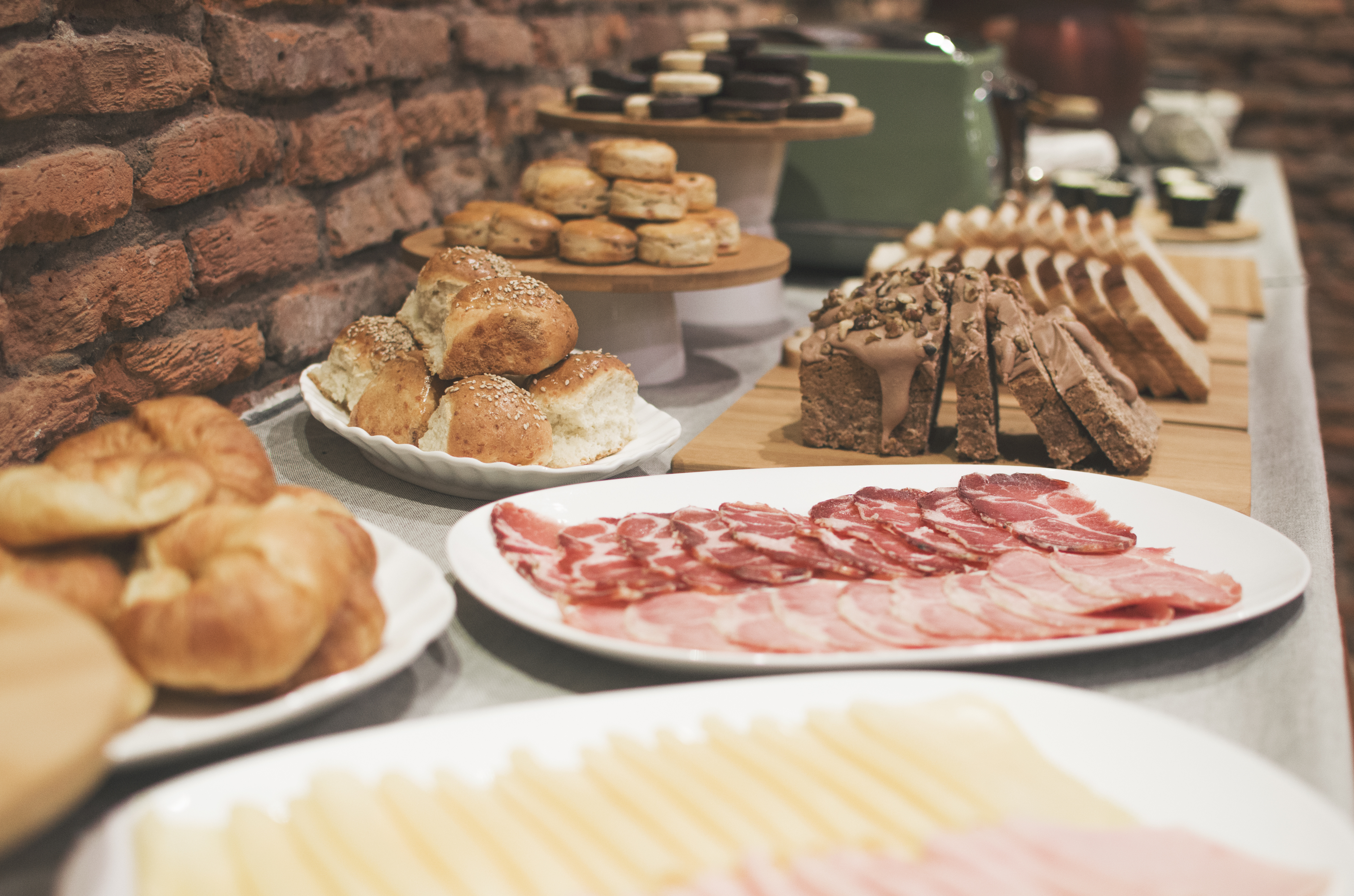 Variedad en productos en el desayuno buffet
