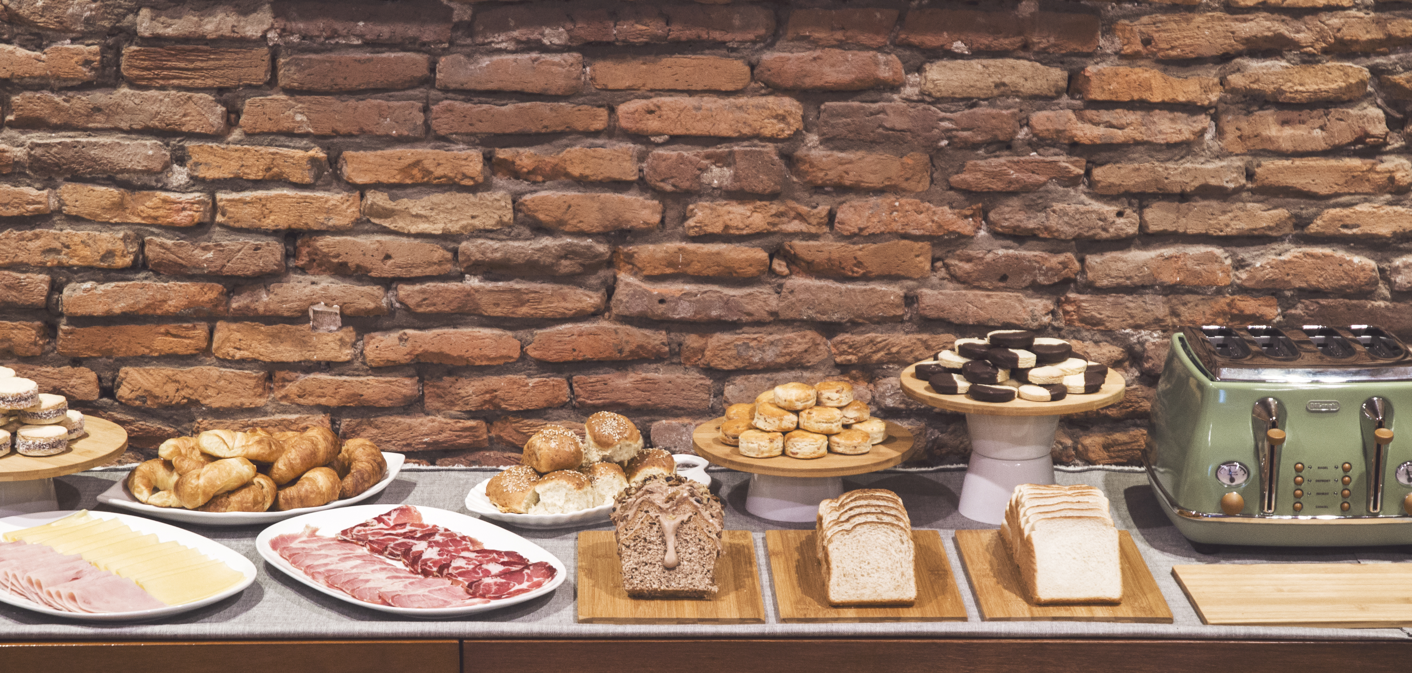Variedad en productos en el desayuno buffet